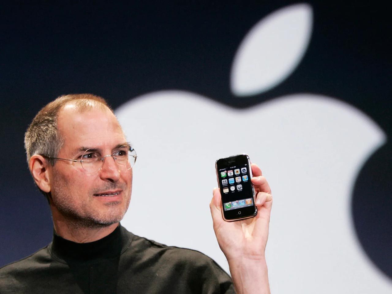 A photo from the iPhone launch in 2007. Steve Jobs is holding up the iPhone.